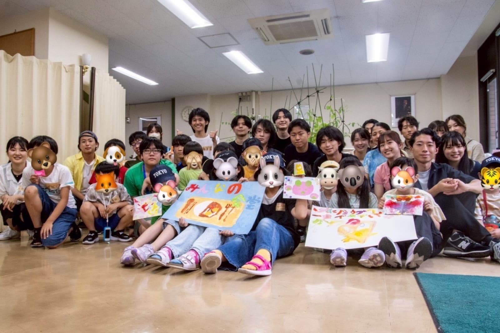 OIKOS東大の大学生と参加した子どもたちの集合写真