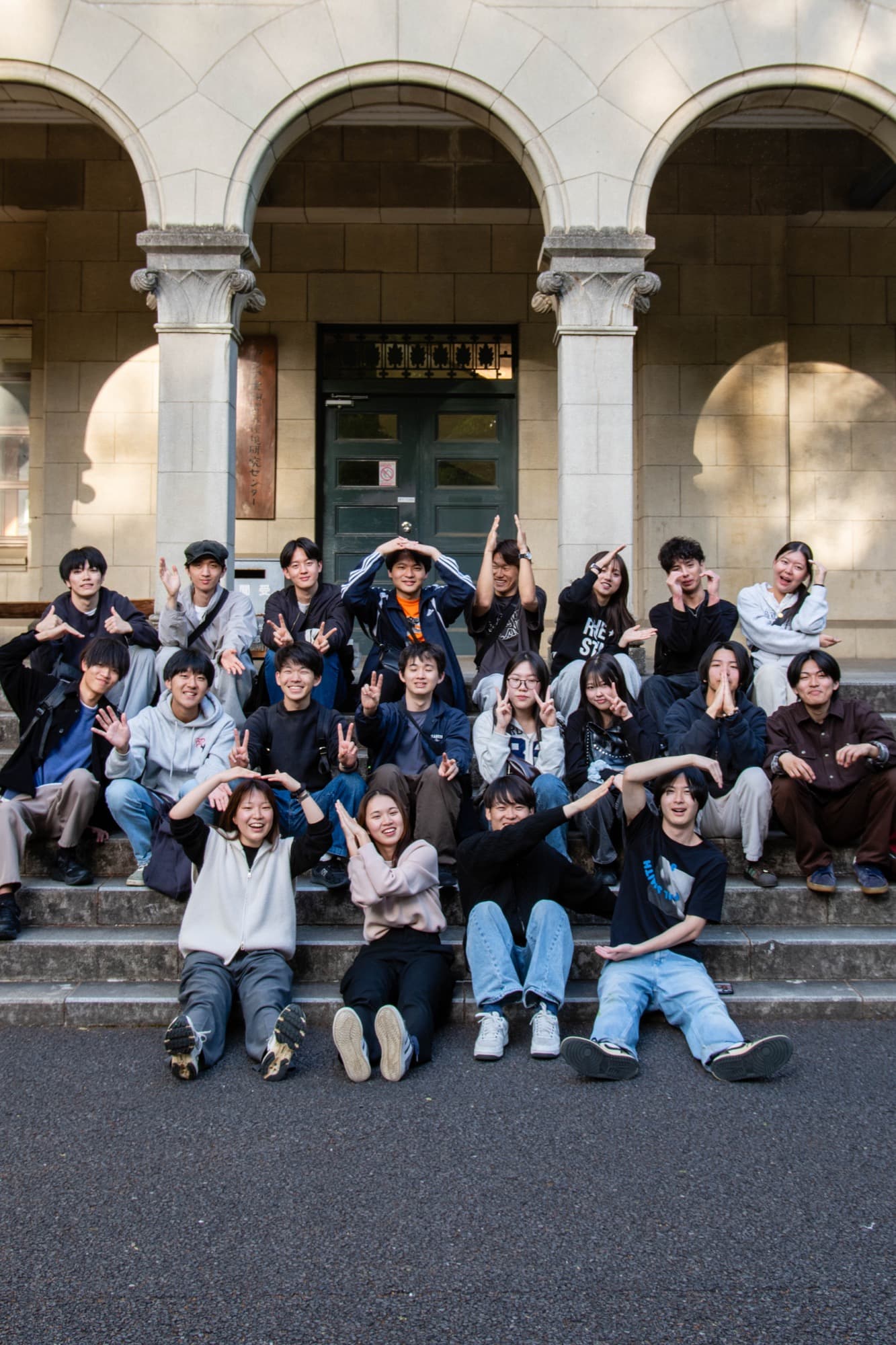 OIKOSのポーズを取る東京大学拠点の大学生メンバー
