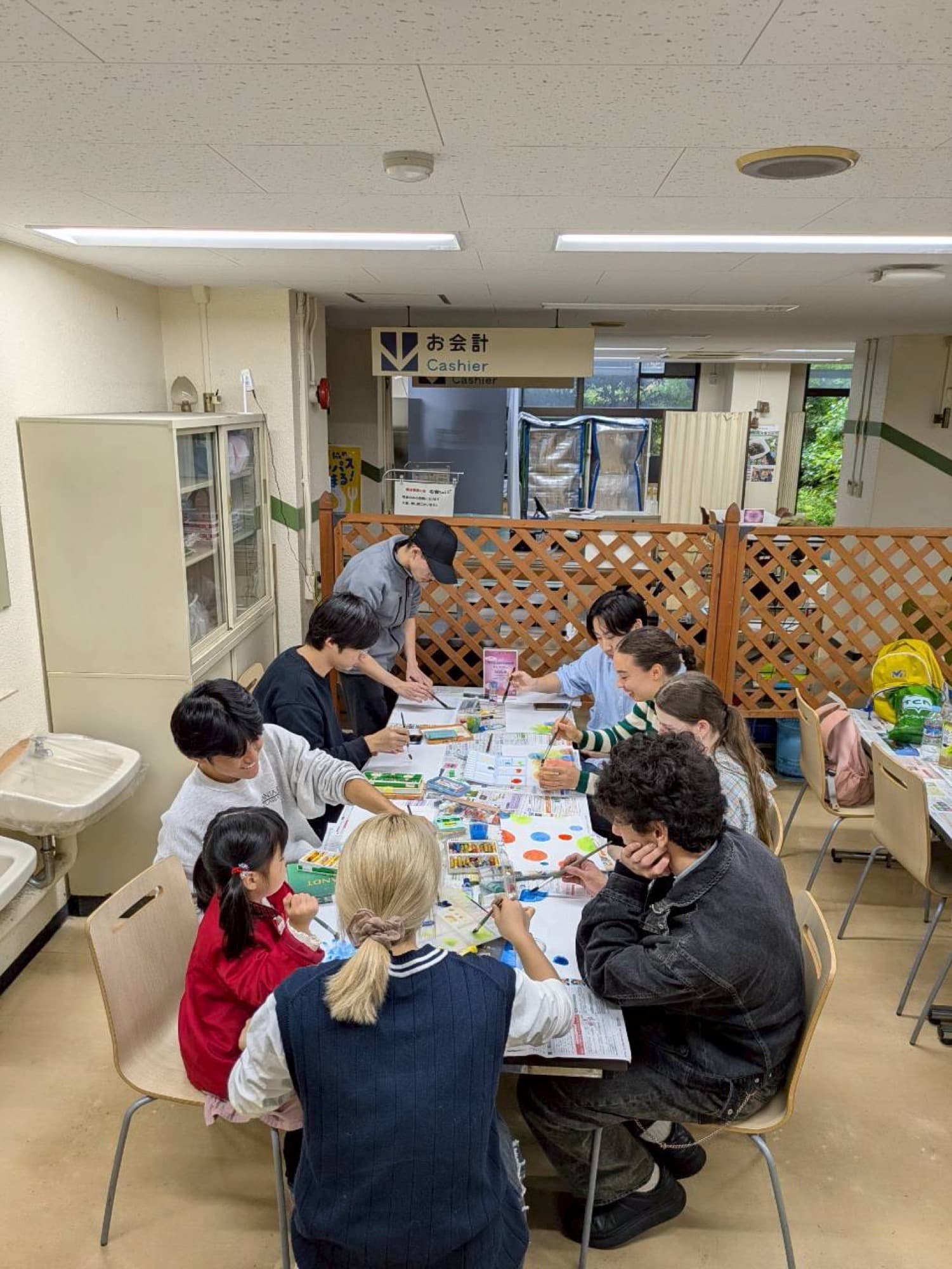 室内で創作活動を楽しむ子どもと若者たち