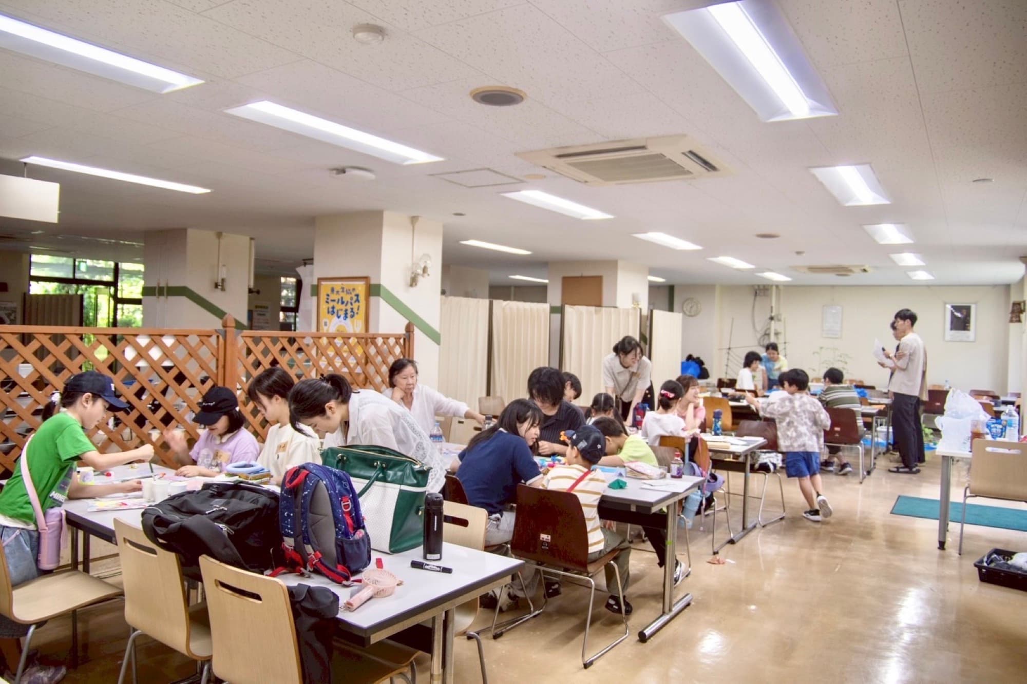 思い思いに過ごす子どもと大学生が集まる会場
