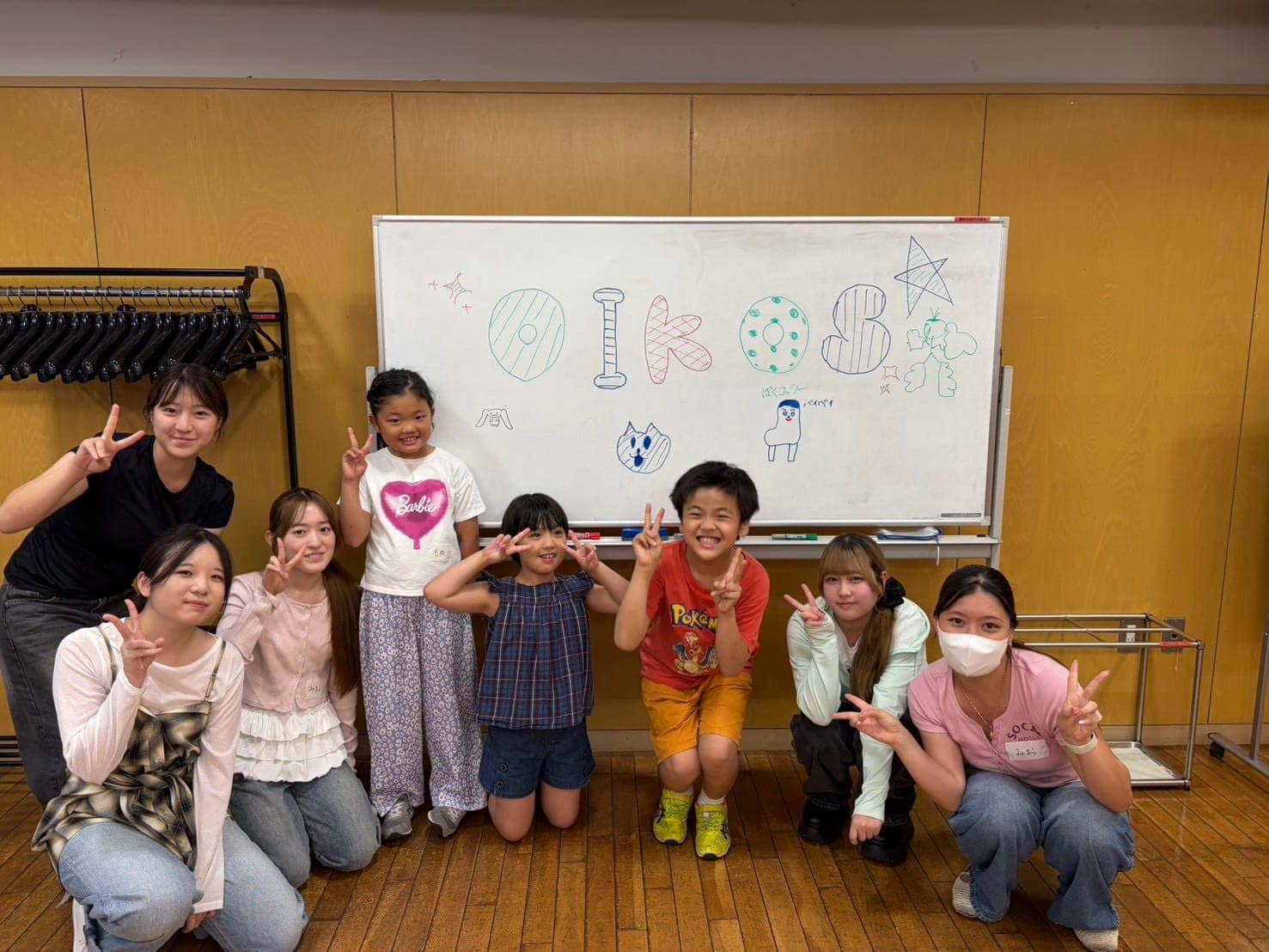OIKOS市ヶ谷の大学生メンバーと子どもたち