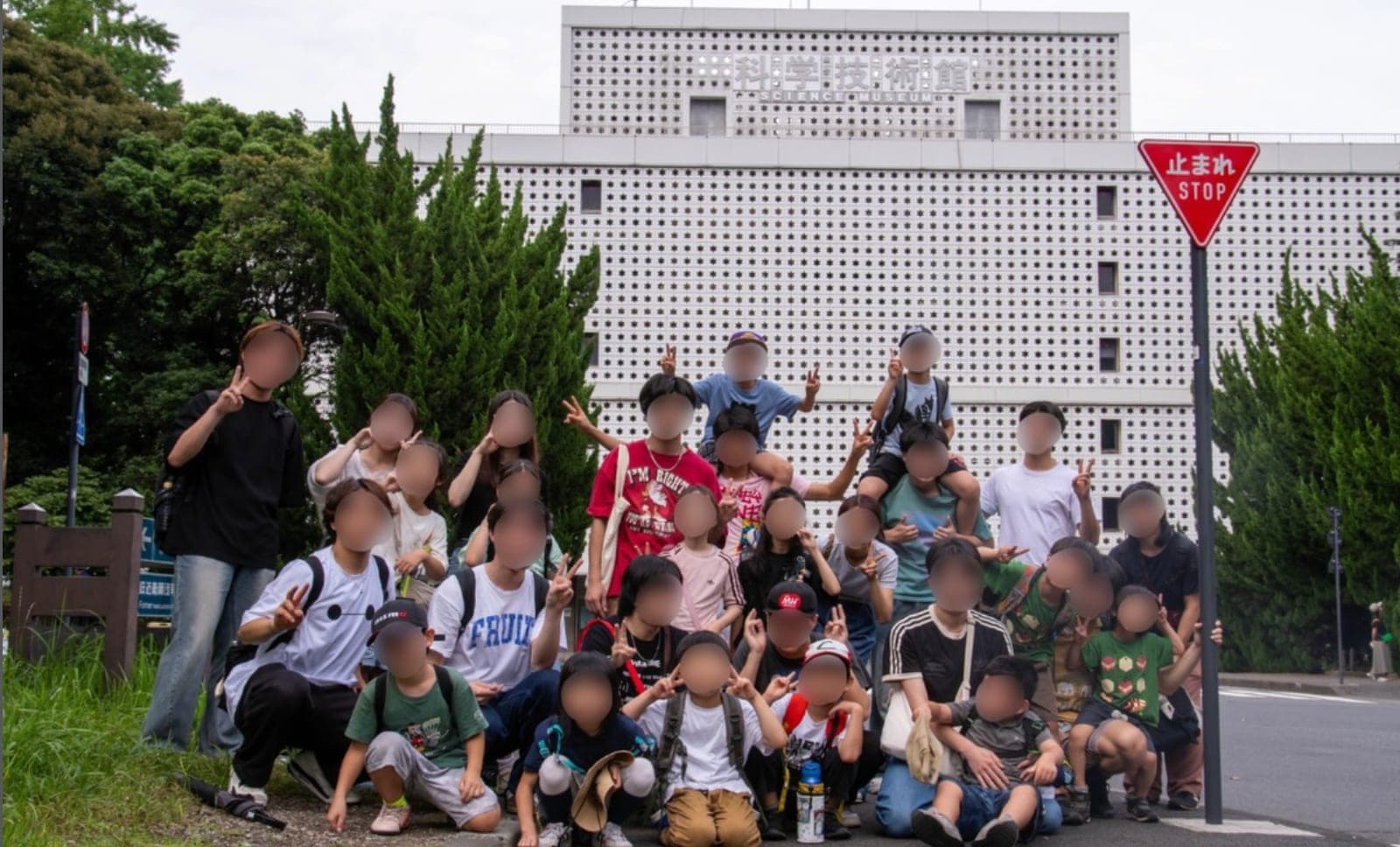 科学技術館の前に集まったOIKOS駒澤の大学生と子どもたち