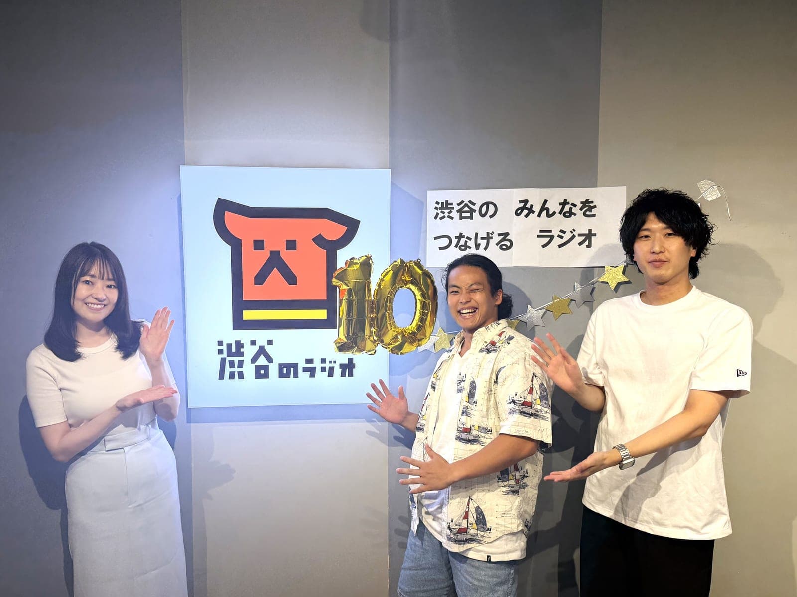 渋谷のラジオのスタジオで、番組パーソナリティと並ぶ代表理事の古川