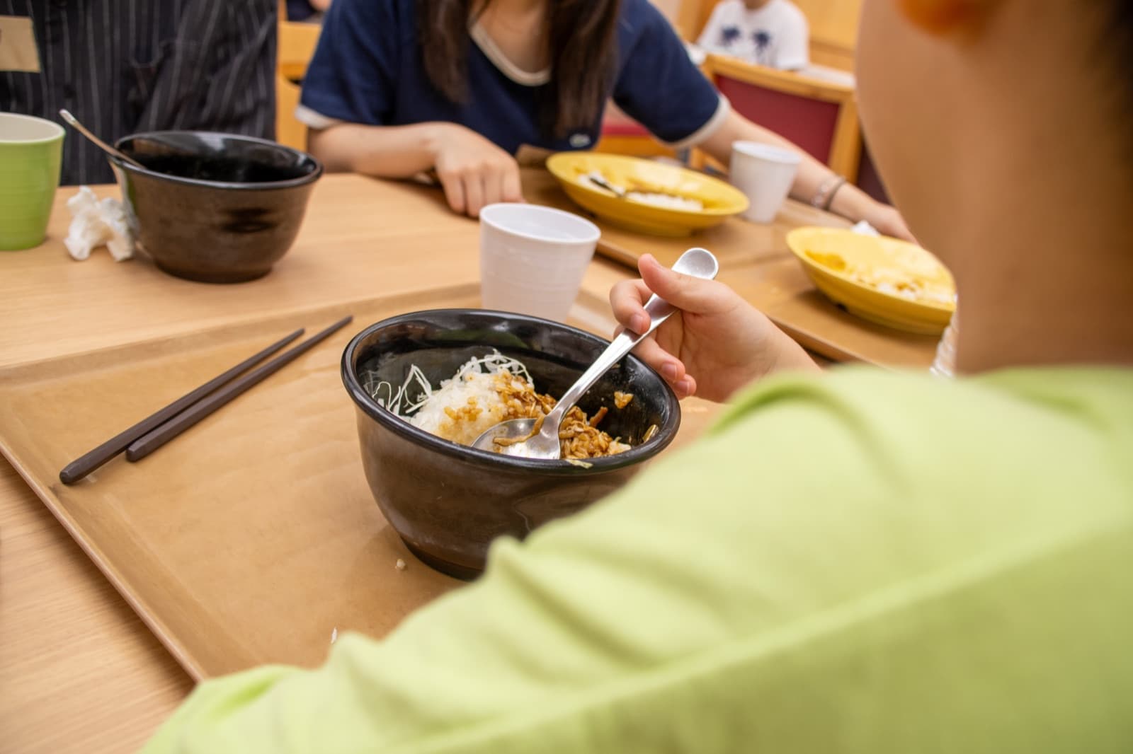 みんなで食卓を囲む子ども・若者食堂の様子
