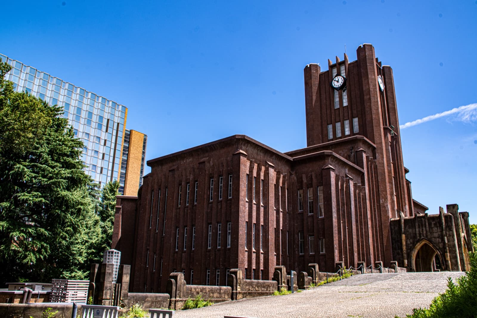 大学キャンパスに立つ時計塔のある建物