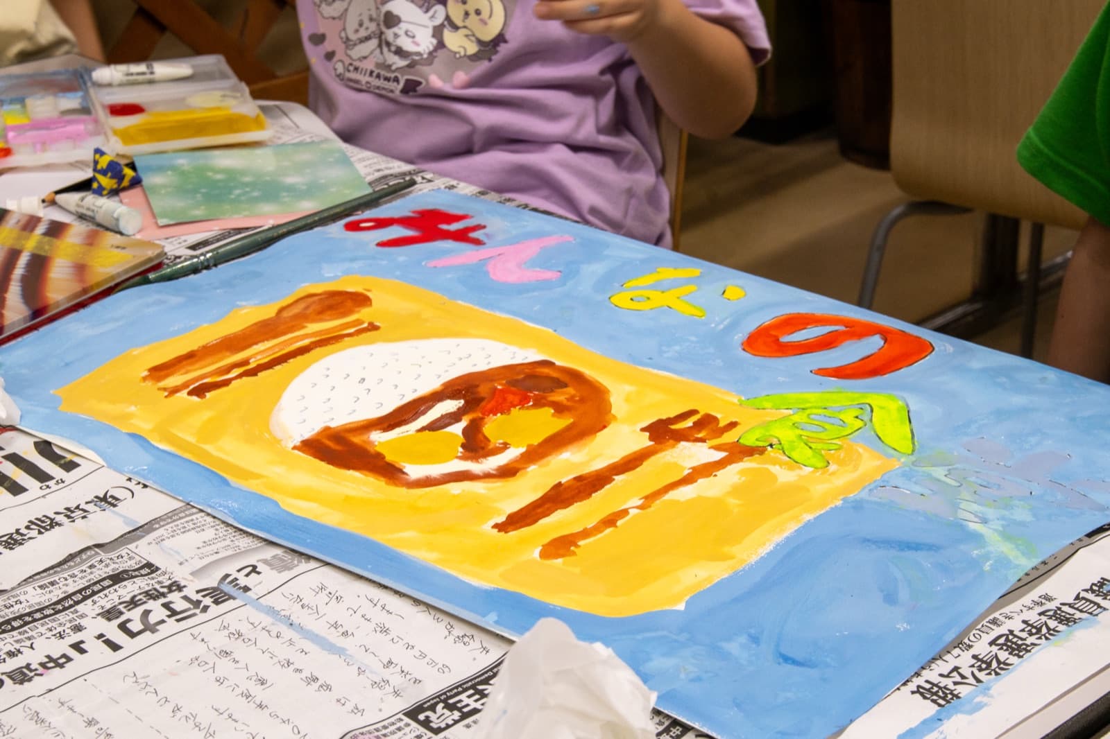 子どもたちが絵の具で描いた絵