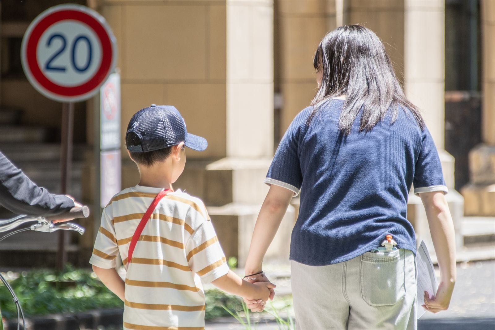 子どもたちと学生の写真